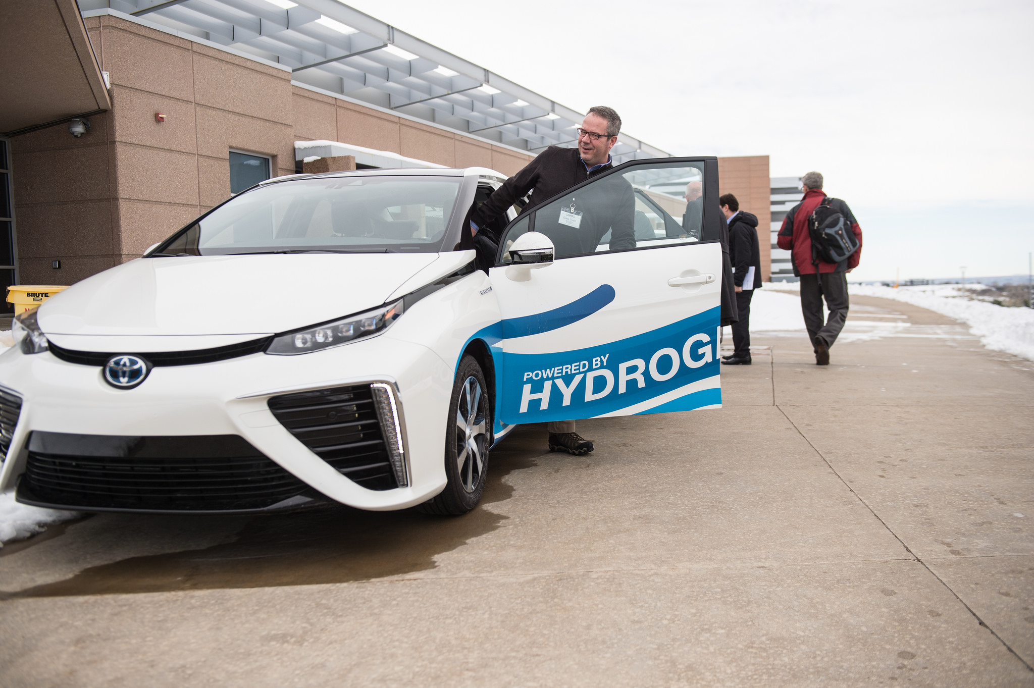 Why Hydrogen Fuel Cell Cars Can T Compete With Electric Cars